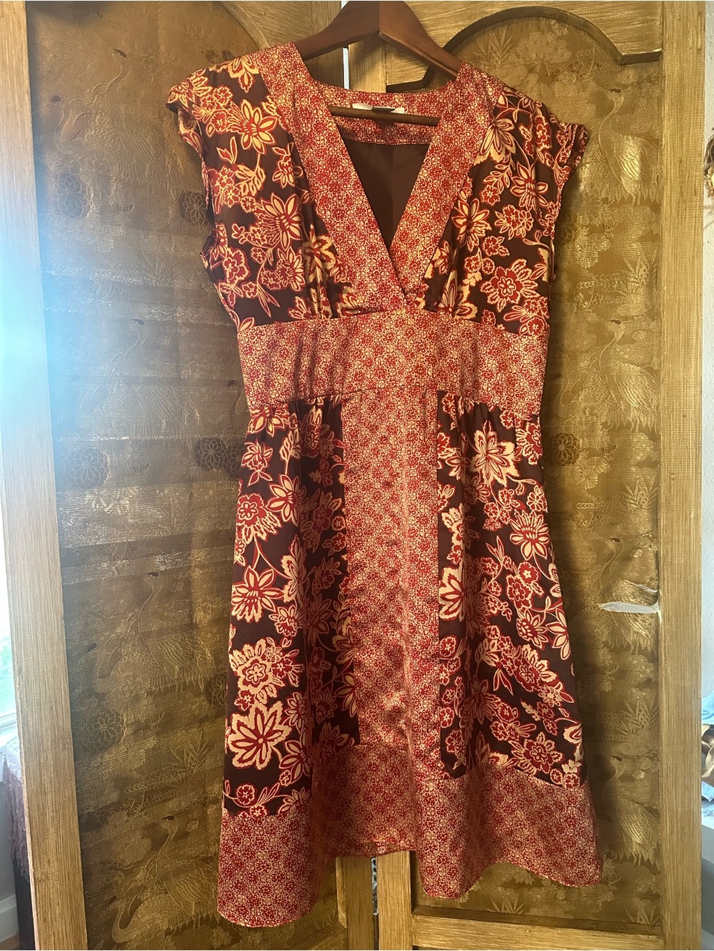 Floral V-Neck Silk Women’s Dress in Burgundy and Cream Size 4